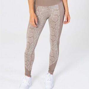 Elegant Snake Print Leggings - Brown